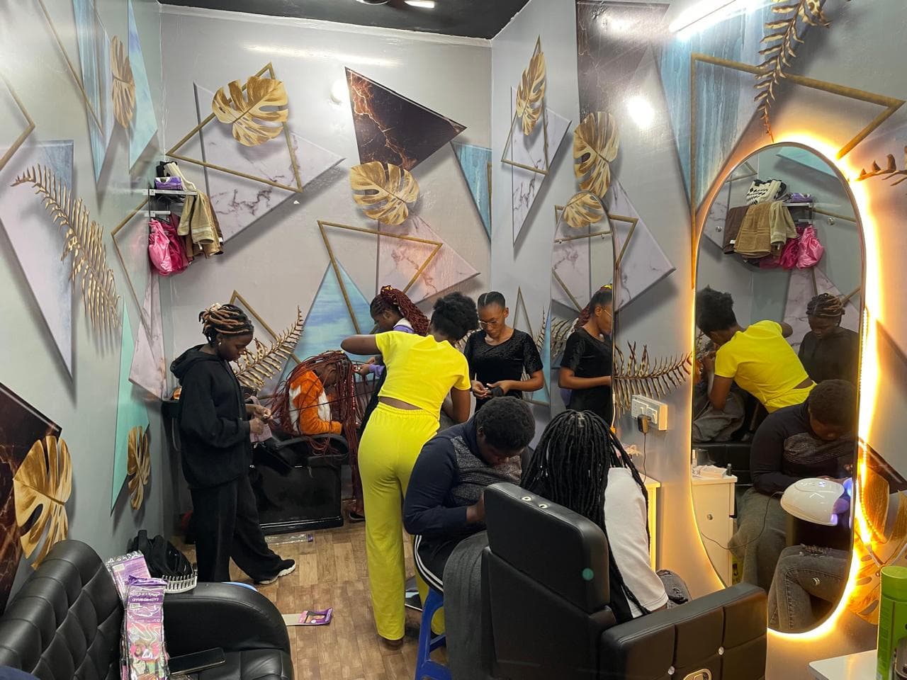 Campus Salon — Student Startup